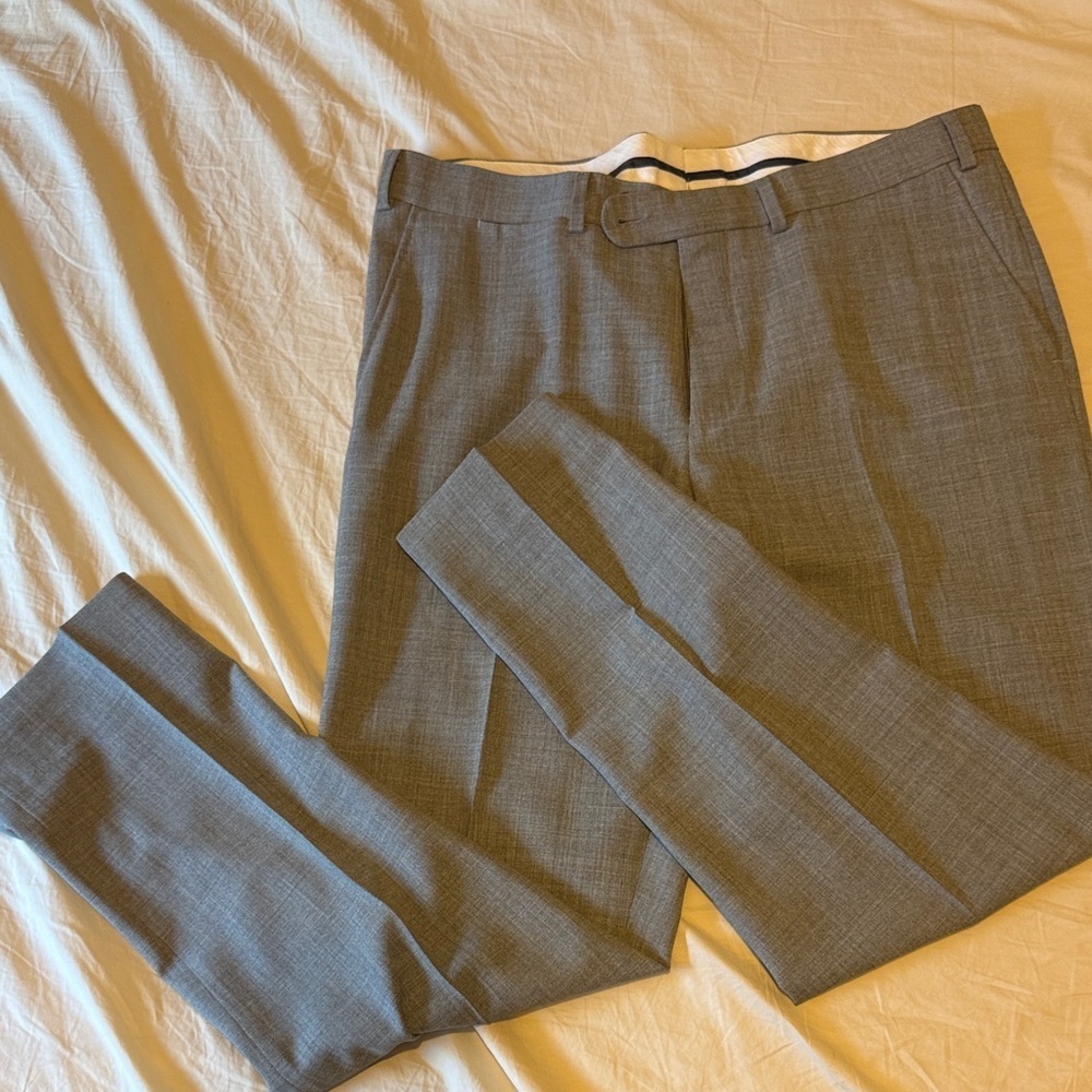 Suitsupply men’s light grey none trousers size 34L but altered length*
